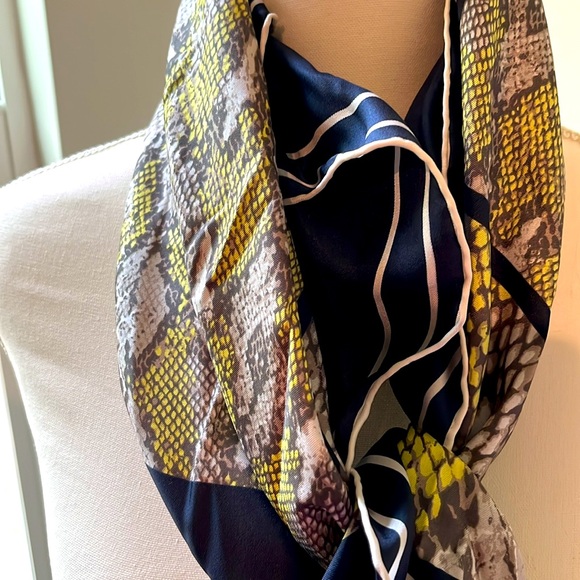 NWOT BANANA REPUBLIC SNAKE PRINT LARGE SILK SCARF - Picture 4 of 4